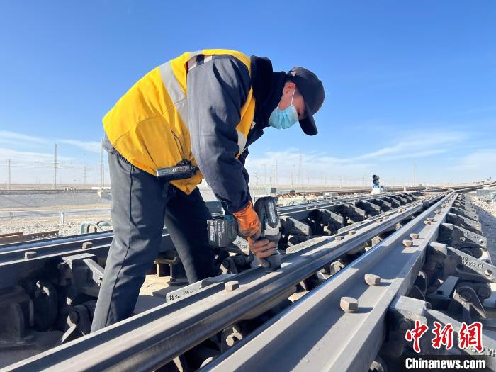 圖為職工對三部位減速器螺栓進(jìn)行緊固?！⊥蹂\ 攝