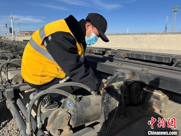 圖為職工對減速器干簧接點進(jìn)行擦拭?！⊥蹂\ 攝