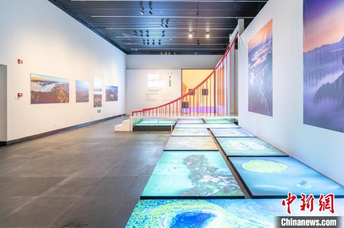 圖為大展主展廳“這樣的貴州”第一篇章“空中瞰貴州·另一種視角”?！√普?攝
