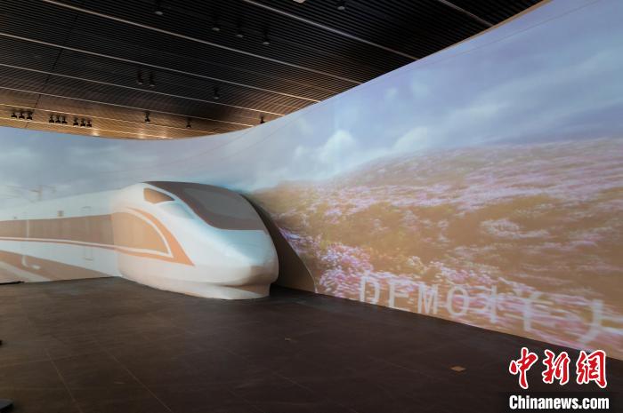 圖為大展主展廳“這樣的貴州”飛馳的高鐵?！√普?攝