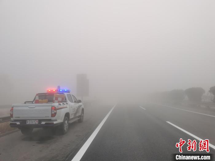 保定支隊曲陽大隊民警在淶曲高速巡邏?！『颖笔」矎d高速公路交通警察總隊供圖