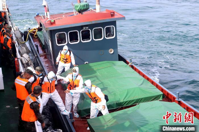 漳州海警執(zhí)法員登臨嫌疑船舶檢查?！≌闹莺＞止﹫D