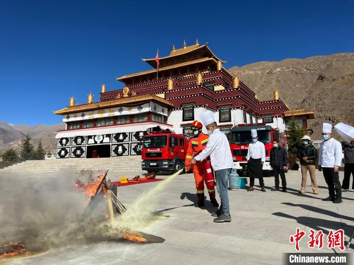圖為西藏佛學(xué)院消防救援大隊(duì)開展消防演練培訓(xùn)?！±_市消防救援支隊(duì)供圖