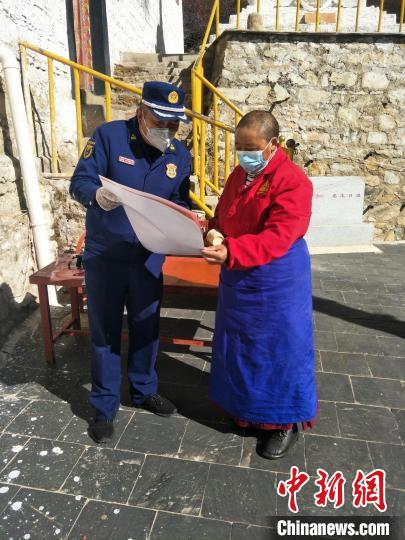 圖為消防員在寺廟桑龍日追向出家人宣傳講解消防知識?！±_市消防救援支隊(duì)供圖
