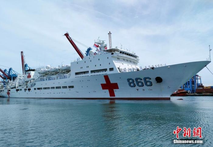 圖為醫(yī)院船緩緩駛離丹戎不碌港。 <a target='_blank' href='/'>中新社</a>發(fā) 李蕊 攝