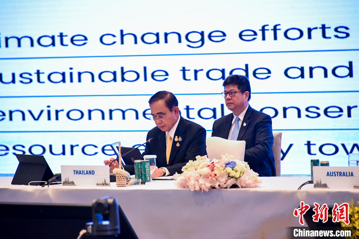 當地時間11月18日，泰國總理巴育（前）致辭。當日，亞太經合組織（APEC）第二十九次領導人非正式會議在泰國首都曼谷開幕，這是2019年以來APEC成員首次線下聚首。 <a target='_blank' href='/'>中新社</a>發(fā)　 泰國外交部 供圖