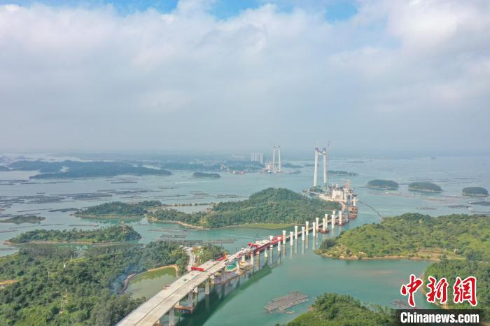 建設(shè)中的龍門大橋?！￡惞谘?攝