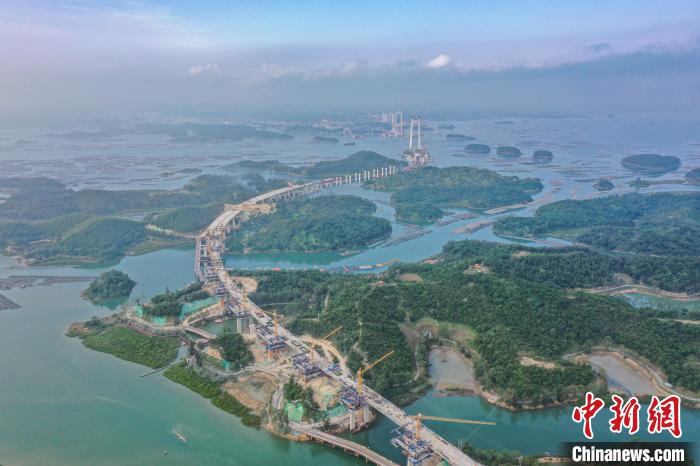 建設(shè)中的龍門大橋?！￡惞谘?攝