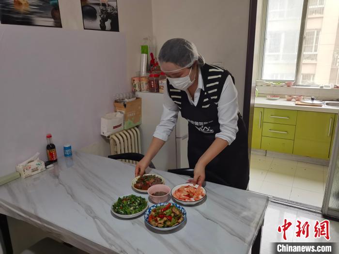 圖為李瑞英為顧客做好的午餐。　楊英琦 攝
