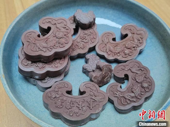 圖為銀鎖系列文創(chuàng)巧克力?！「哂昵?攝