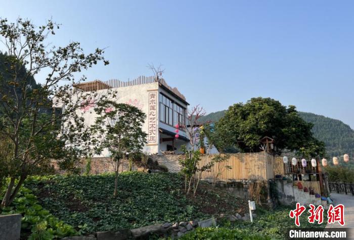 圖為藝術農莊搬進大周鎮(zhèn)五土村?！堁?攝