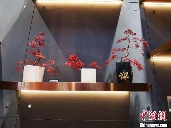 圖為三鋼職工手工制作的鋼花工藝品作為景區(qū)商品上架售賣。　雷朝良 攝