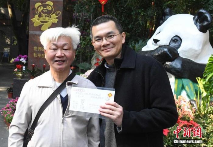 臺灣大學(xué)獸醫(yī)專業(yè)學(xué)院教授周崇熙(右)與福州市熊貓保護協(xié)會常務(wù)理事李智啟(左)交流熱絡(luò)。劉可耕 攝