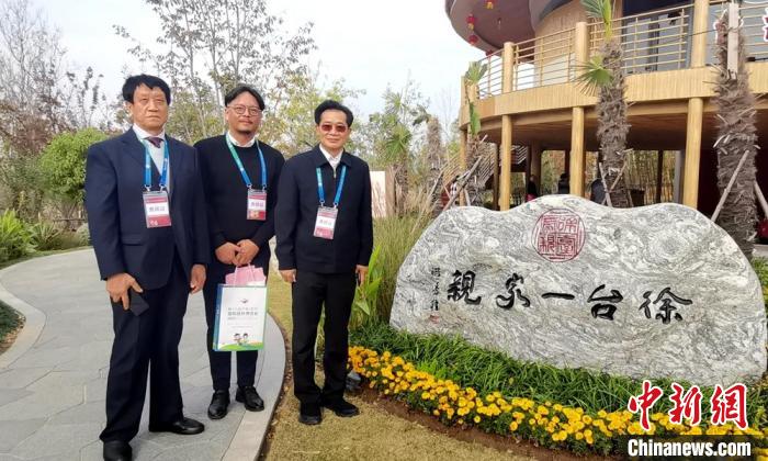 徐州市臺辦主任朱曉清陪同臺商游覽臺灣園?！⊥鯒?攝