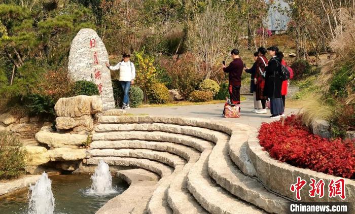臺商、臺青代表游覽臺灣園?！≡S駿 攝