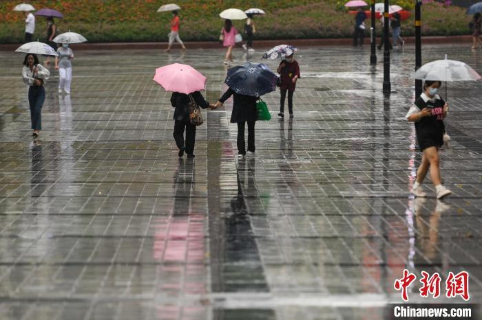 資料圖：市民冒雨出行?！『闻罾?攝