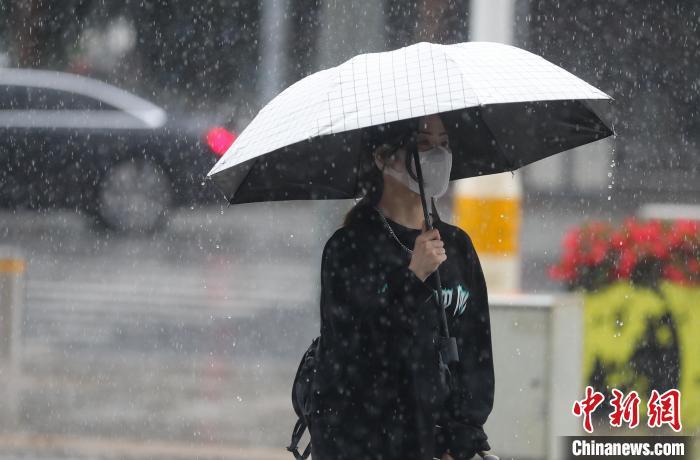資料圖：市民在下雨天出行?！?于海洋 　攝