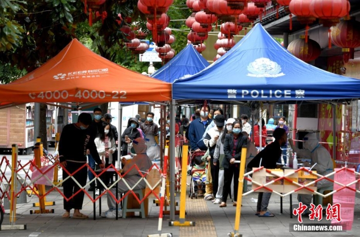 圖為民眾在街頭做核酸檢測(cè)采樣。 王東明 攝