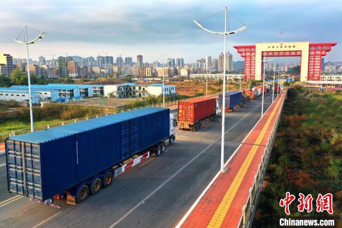 物流貨車在廣西東興二橋上排隊進關(guān)?！≈苘?攝