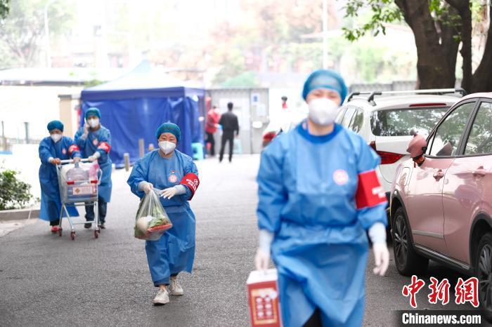資料圖：工作人員正在為轄區(qū)居民配送生活物資?！」?攝