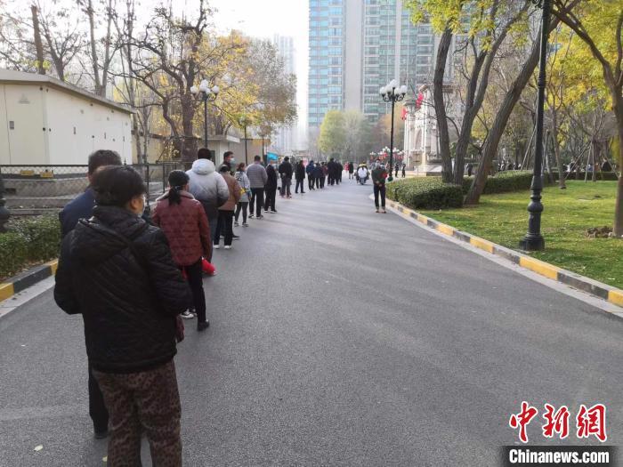 資料圖：市民排隊(duì)做核酸。 李新鎖 攝