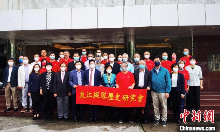 與會(huì)人員合影。　索有為 攝