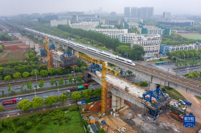 中鐵四局四公司的工程人員在江蘇南沿江城際鐵路站前Ⅰ標工程跨天元東路連續(xù)梁施工點施工作業(yè)(2021年4月27日攝，無人機照片)。新華社記者 李博 攝