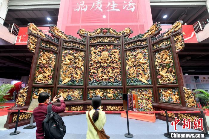 金碧輝煌的木雕作品?！蚊?攝