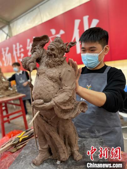 第八屆中國泥塑造像技藝大賽比賽現(xiàn)場?！蚊?攝