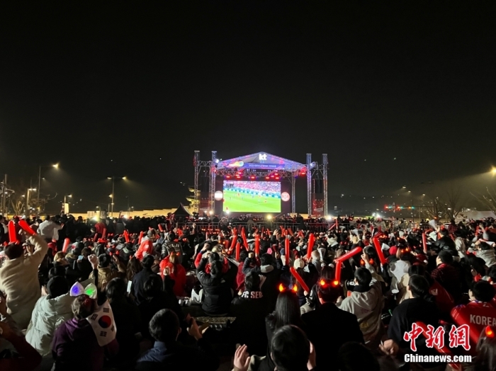 當(dāng)?shù)貢r間11月24日晚，大批球迷聚集在首爾光化門廣場，為韓國隊加油助威。當(dāng)日，卡塔爾世界杯小組賽H組迎來首輪比賽，韓國隊迎戰(zhàn)南美勁旅烏拉圭隊。 <a target='_blank' href='/'>中新社</a>記者 劉旭 攝