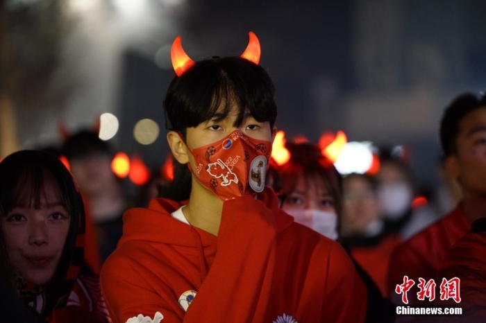 當(dāng)?shù)貢r間11月24日晚，大批球迷聚集在首爾光化門廣場，為韓國隊加油助威。當(dāng)日，卡塔爾世界杯小組賽H組迎來首輪比賽，韓國隊迎戰(zhàn)南美勁旅烏拉圭隊。 <a target='_blank' href='/'>中新社</a>記者 劉旭 攝
