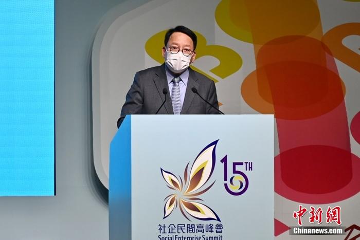 11月24日下午，第十五屆社企民間高峰會(huì)于香港會(huì)議展覽中心舉行。本屆主題為“全民啟動(dòng) 躍變未來”，邀請(qǐng)到超過70位來自不同國(guó)家及地區(qū)的社企創(chuàng)辦人、商界領(lǐng)袖、非牟利和政府機(jī)構(gòu)代表、學(xué)者等人士擔(dān)任演講嘉賓 。圖為香港特區(qū)政府政務(wù)司司長(zhǎng)陳國(guó)基致辭。 <a target='_blank' href='/'>中新社</a>記者 李志華 攝