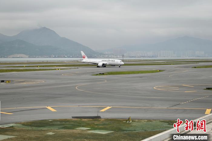 客機降落機場第三條跑道后滑行。　李志華 攝