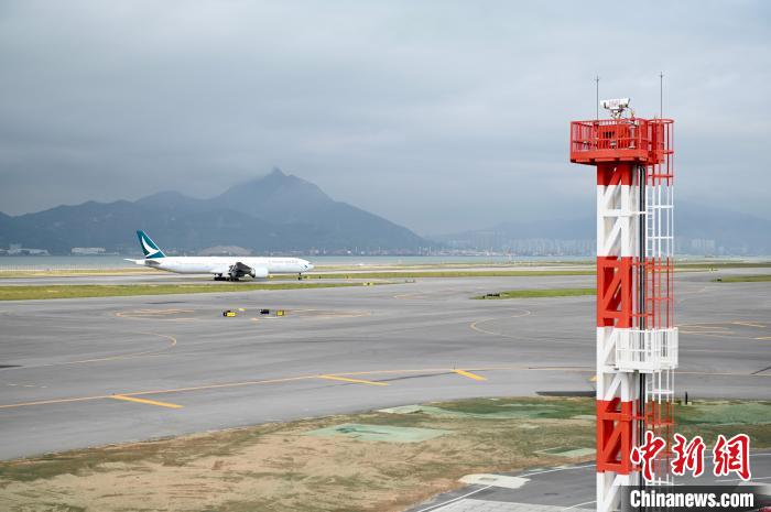 客機降落機場第三條跑道后滑行?！±钪救A 攝