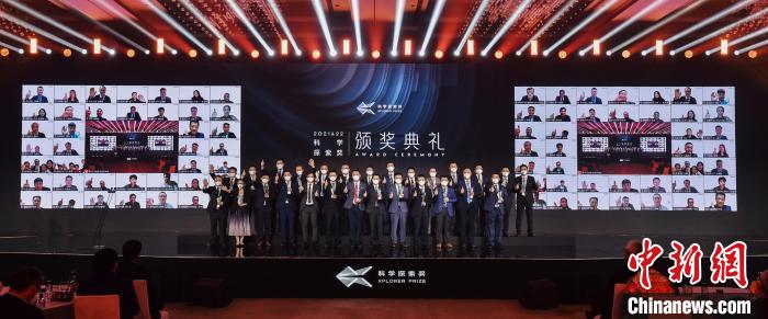 參加頒獎(jiǎng)典禮的嘉賓線上線下大合影?！◎v訊 供圖