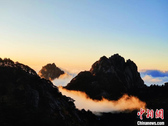 云霧在霞光的照耀下，宛如鑲嵌了金邊 徐高云 攝