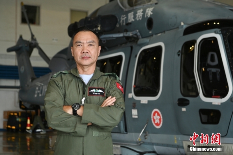 香港特區(qū)政府飛行服務(wù)隊(duì)總監(jiān)機(jī)長胡偉雄近日接受<a target='_blank' href='/'>中新社</a>專訪，胡偉雄認(rèn)為，飛行服務(wù)隊(duì)與其他紀(jì)律部隊(duì)不同之處在于，是由一個(gè)很小的團(tuán)隊(duì)在存在眾多變數(shù)和未知的環(huán)境中執(zhí)行任務(wù)。 <a target='_blank' href='/'>中新社</a>記者 李志華 攝