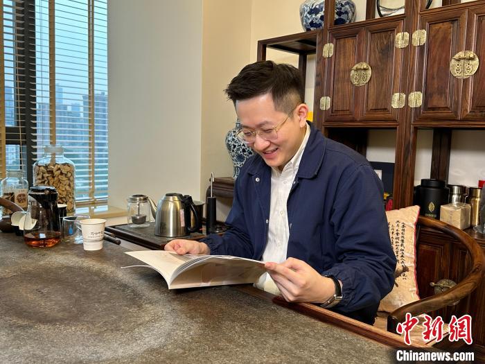 陳嘉瑞向記者講述“薪傳時光”創(chuàng)辦至今取得的成績?！》絺ケ?攝