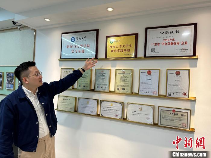 陳嘉瑞向記者介紹“薪傳時光”是暨南大學(xué)大學(xué)生教育實踐基地?！》絺ケ?攝