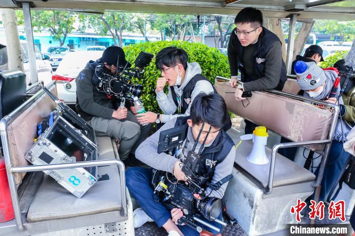 “薪傳時光”團隊在戶外拍攝影片。(資料圖) 陳嘉瑞 供圖