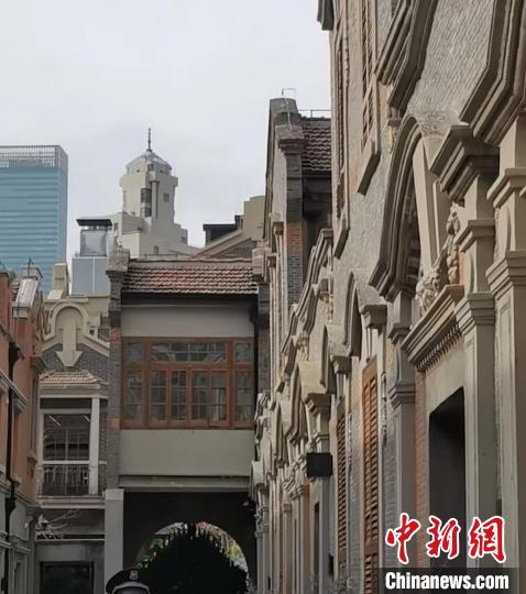 從一磚一瓦一門窗，到老建筑群墻壁上那些斑駁痕跡、甚至每一塊特殊花紋的地磚，修繕團隊都盡量保留或還原。　陳靜 攝