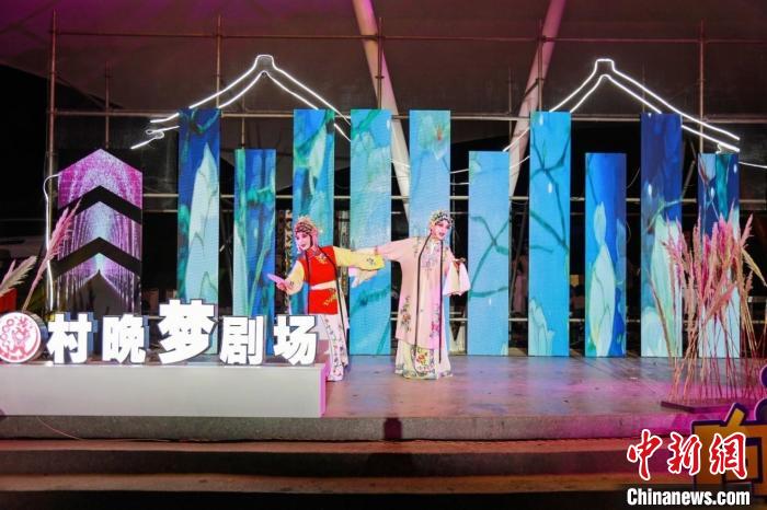 音樂露營節(jié)上的昆曲表演?！∷觳麄鞑抗﹫D