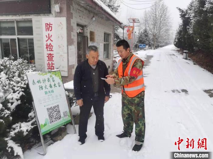 資料圖：護林員對防火檢查站進行督查?！√┌彩形麄鞑抗﹫D