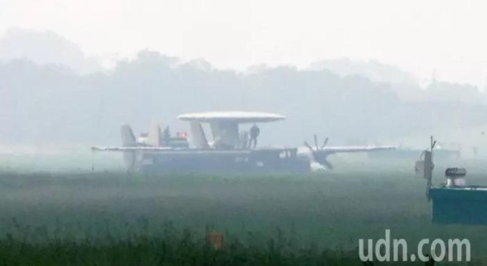 臺(tái)空軍一架E-2K空中預(yù)警機(jī)25日上午傳出在空軍屏東基地迫降，目前疑似因起落架故障，以機(jī)腹迫降著地，飛機(jī)在屏北機(jī)場(chǎng)沖出跑道，現(xiàn)場(chǎng)可見(jiàn)人員在進(jìn)行搶救作業(yè)，目前得知機(jī)上人員均安全。圖片來(lái)源：臺(tái)灣聯(lián)合新聞網(wǎng) 記者劉學(xué)圣 攝。
