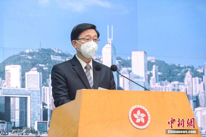 11月28日，香港特區(qū)行政長(zhǎng)官李家超會(huì)見(jiàn)傳媒時(shí)表示，將在向中央政府提交的報(bào)告中，提及黎智英涉及國(guó)家安全案中，獲準(zhǔn)聘用英國(guó)御用大律師，并建議提請(qǐng)全國(guó)人大常委會(huì)，根據(jù)《香港國(guó)安法》第65條作出解釋，厘清沒(méi)有香港全面執(zhí)業(yè)資格的律師或大律師，可否以任何形式參與處理危害國(guó)安案件的工作。　 <a target='_blank' href='/'>中新社</a>記者 陳永諾 攝