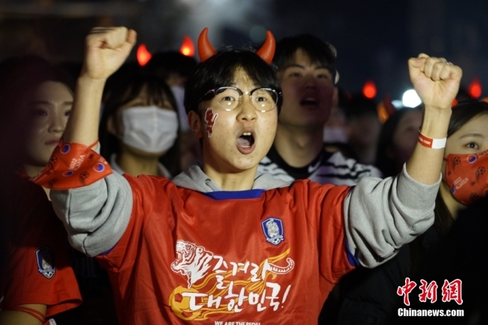 當(dāng)?shù)貢r(shí)間11月24日晚，大批球迷聚集在首爾光化門廣場(chǎng)，為韓國隊(duì)加油助威。當(dāng)日，卡塔爾世界杯小組賽H組迎來首輪比賽，韓國隊(duì)迎戰(zhàn)南美勁旅烏拉圭隊(duì)。 <a target='_blank' href='/'>中新社</a>記者 劉旭 攝