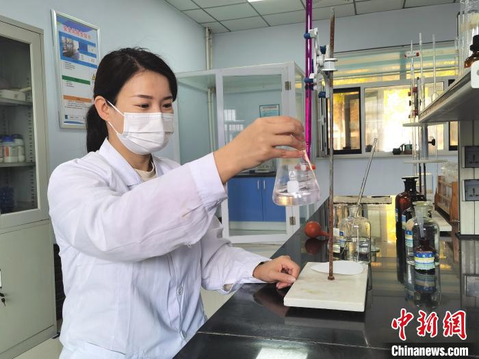 河北省邢臺(tái)市任澤區(qū)供水公司工作人員對(duì)出廠水質(zhì)進(jìn)行采樣檢測(cè)，確保群眾用水安全?！⒃浦?攝