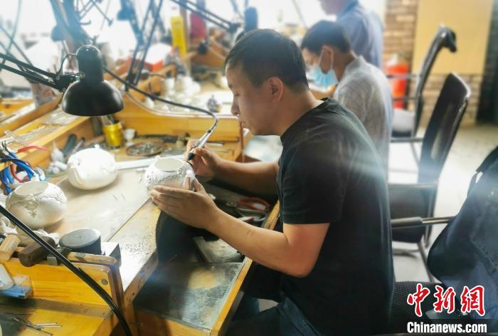 圖為任丘市出岸鎮(zhèn)“陳品金工工作室”內(nèi)，陳磊正在創(chuàng)作作品。　張學(xué)磊 攝