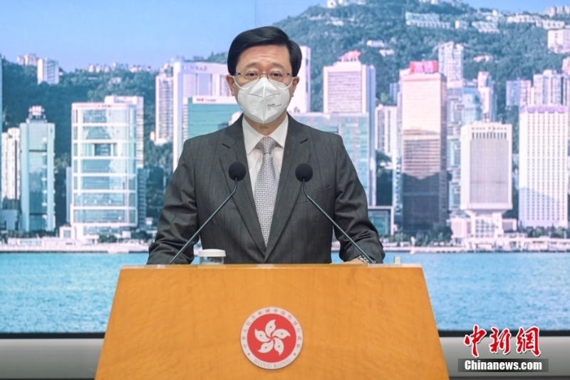 11月29日，香港特區(qū)行政長官李家超出席行政會議前會見傳媒時表示，已向中央政府提交報告，并提請全國人大常委會解釋《香港國安法》條文，律政司將向法庭提出申請，押后有關(guān)黎智英涉及違反國安法的案件。　 <a target='_blank' href='/'>中新社</a>記者 陳永諾 攝
