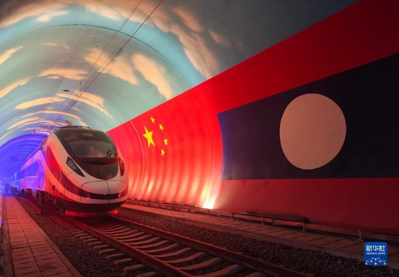 2021年12月3日，中老鐵路正式開通運營。這是“瀾滄號”動車組通過中老友誼隧道內(nèi)的兩國邊界(2021年10月15日攝)。新華社發(fā)(曹安寧 攝)